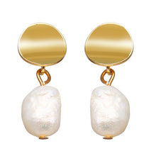 Load image into Gallery viewer, Gold  Heart Earring